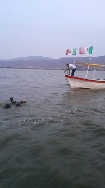 Labores de búsqueda en laguna de Cajititlán / Andrea Manzo