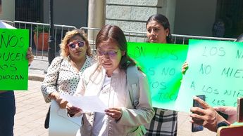 Los presuntos vínculos del docente con la CNTE y la directora de la primaria lo habrían vuelto 'intocable', acusan madres de las víctimas / Especial