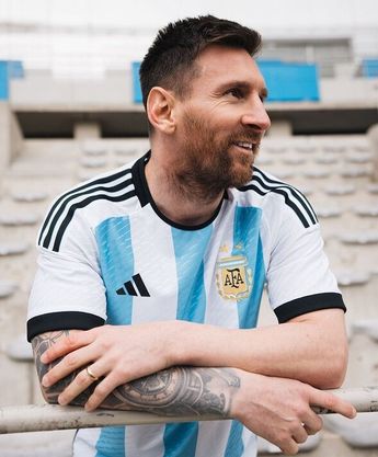 Lionel Messi posando con el uniforme de local de Argentina / Twitter @Argentina