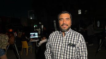 José Enrique Pérez, profesor de la UANL explicó la utilidad de los telescopios para disfrutar de fenómenos como el eclipse lunar. | Ángel Mercado