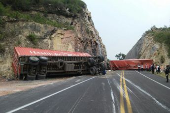 Las volcaduras de camión son frecuentes en la carreteras de todo el país. | EFE