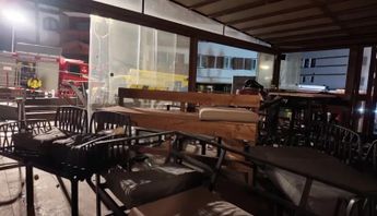 El fuego generó caos y aglomeración en las entradas del bar. | Foto: Agencia AP