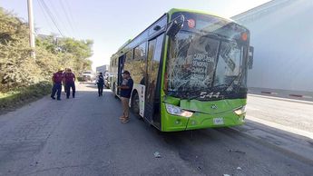 La ruta urbana chocó contra un camión de transporte de personal en Escobedo. | Agustín Martínez