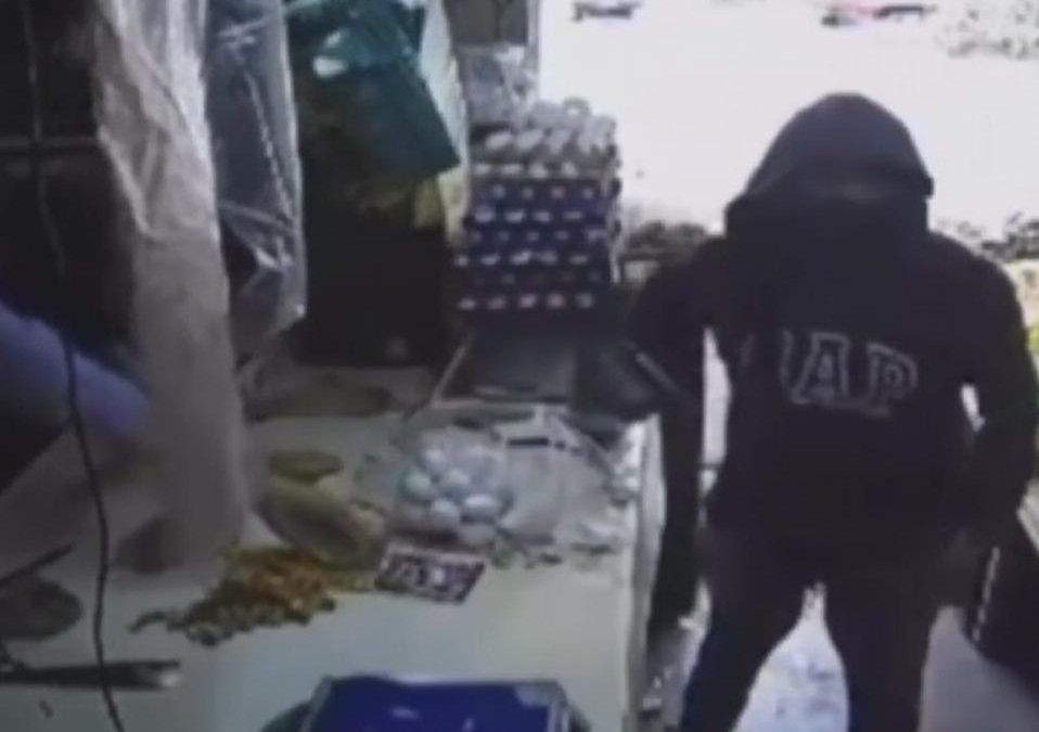 Segundos después de quitarle la bolsa a una mujer en Xochimilco, los sujetos asaltaron a otras dos jóvenes que caminaban en la calle | X: @c4jimenez