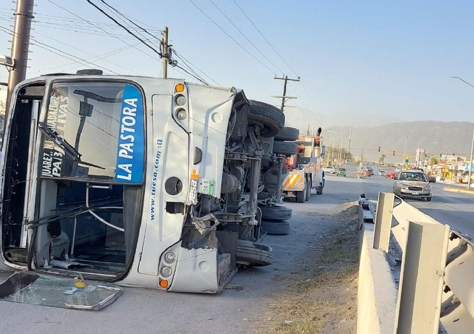 Volcadura de ruta 223 en Juárez. / Leyda Estrada