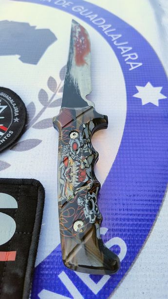 Navaja con el que el hombre apuñaló en la mano al policía | Telediario