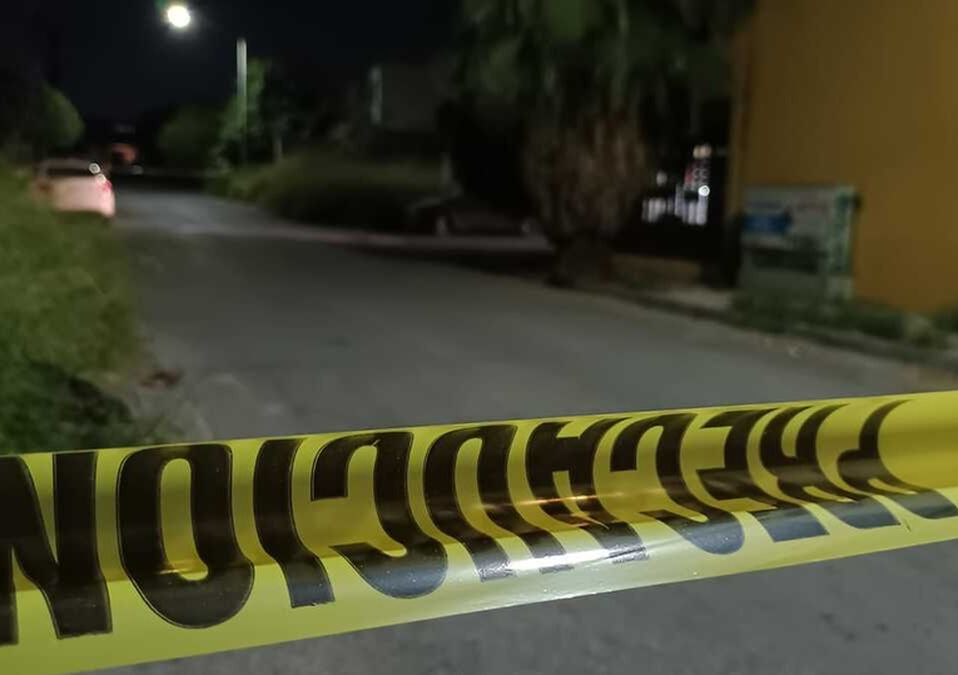 Paramédicos de la Cruz Roja trasladaron al hombre a un hospital de la zona. | Israel Santacruz