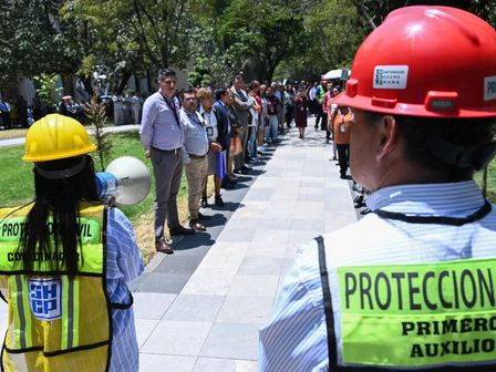 Personal de Protección Civil son los encargados de controlar a la población durante un sismo | Cuartoscuro