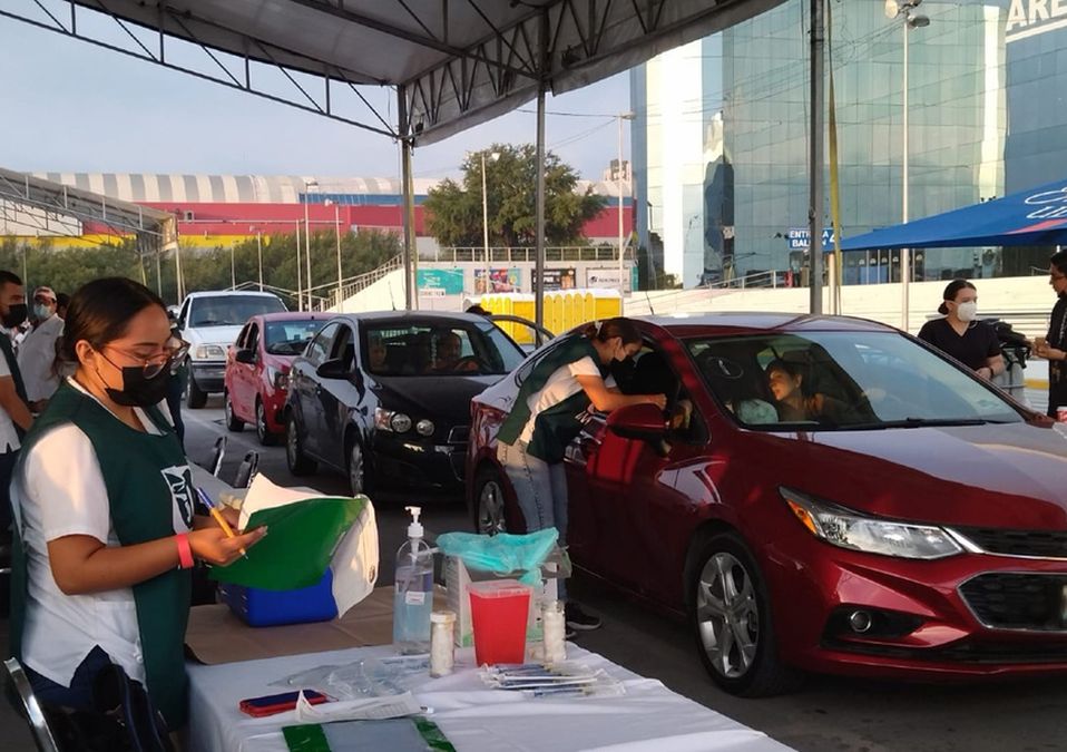 Acuden a módulo drive thru en último día de vacunación contra covid-19 en Monterrey / Sandra González