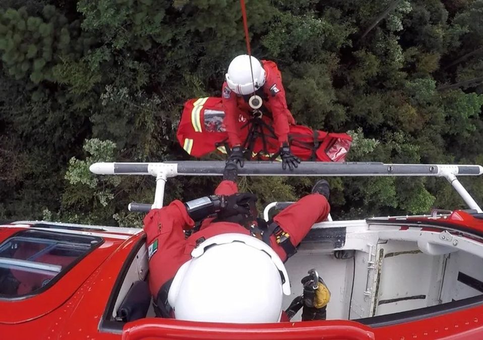 Coreana es rescatada tras caer de parapente en Valle de Bravo, Edomex