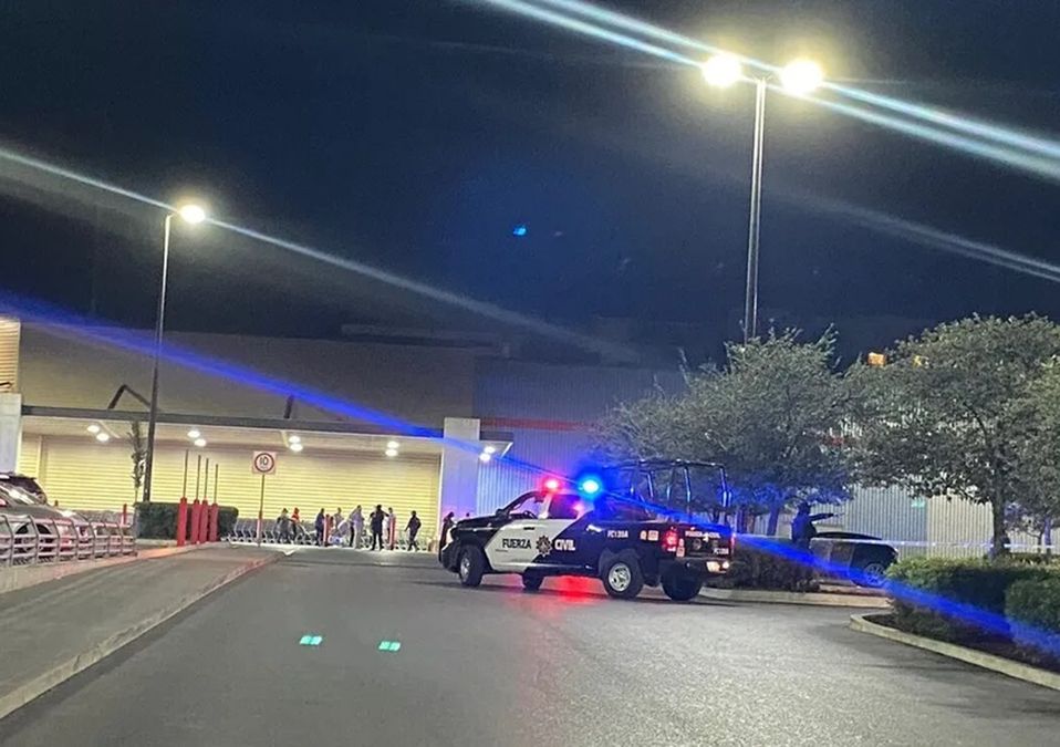 Matan a balazos a hombre afuera de supermercado en Monterrey, confirma Fuerza Civil