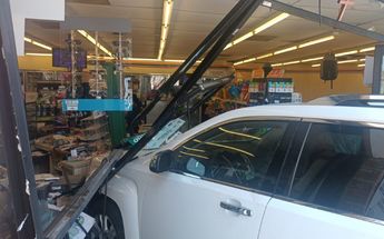 Adulto mayor se impacta contra tienda en Mty / Fabricio Gallegos