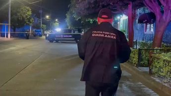Elemento de la Policía Municipal de Guadalajara en el área acordonada | Telediario