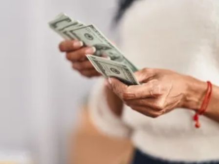 Los mexicanos aprovechan los bajos precios del dólar para comprarlos | Freepik
