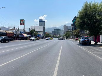 Los comerciantes bloquearon las avenidas Pino Suárez y Cuauhtémoc por momentos al mediodía en el Centro de Monterrey. | Pamela Villanueva