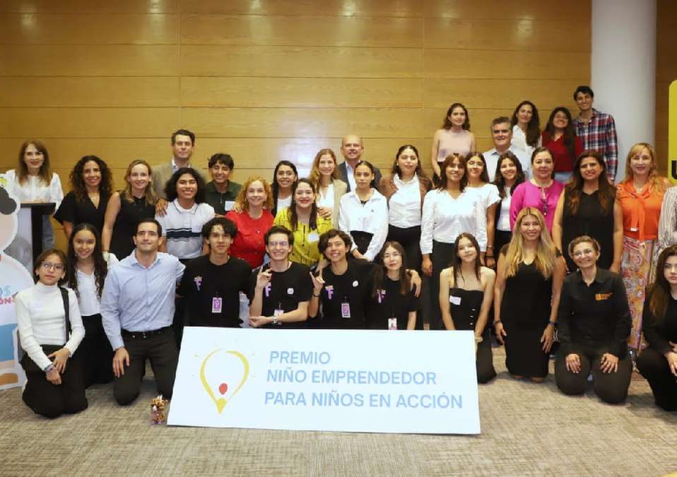 Estudiantes de Enfermería del CONALEP Monterrey II presentaron un chaleco con reflectores para peatones en el Premio Niño Emprendedor. | Luis Guerra