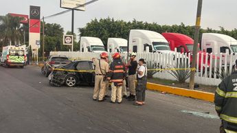 Elementos de Protección Civil y Bomberos de Zapopan en el lugar del accidente | Telediario