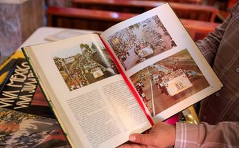 El cronista Pedro Mauro Ramos Vázquez muestra fotografías de la visita de Juan Pablo II a Xoxtla / Andrés Lobato