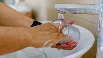 Lavando vaso con agua de la llave. | Especial