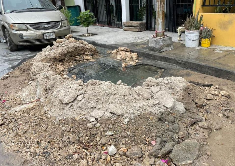 Mega fuga de agua en Apodaca. / Monserrat Contreras