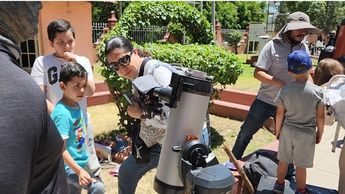Personas alistaron sus telescopios para apreciar el eclipse en Guadalajara/ Especial