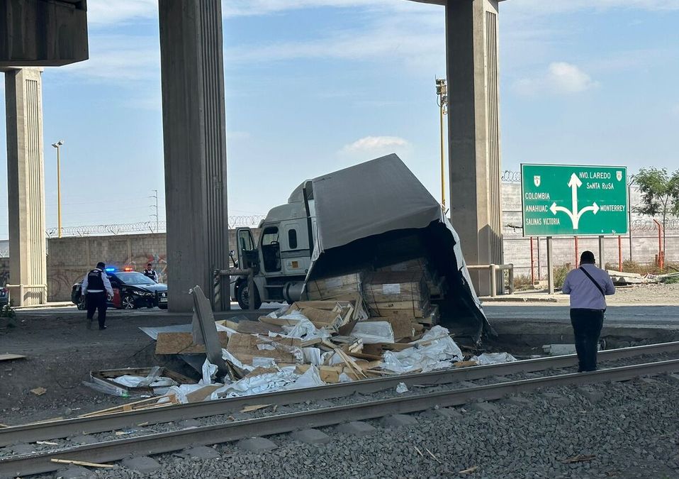 Trailero intenta ganarle el paso al tren y es embestido en Escobedo / Sandra González