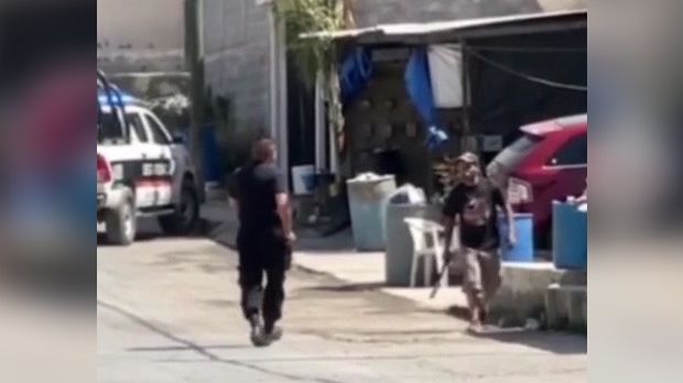 Policías capturan a un hombre en posesión de un machete. / Cortesía