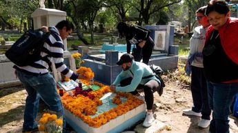 El Día de Muertos, algunas familias velan a sus familiares en panteones | Cuartoscuro