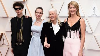 Diane Ladd acompañada de su hija Laura Dern y sus nuietos en la ceremonia de los Premios Oscar de 2020 | AP