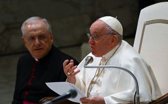 Papa Francisco se dirige a los asistentes durante la audiencia general semanal el 15 de febrero de 2023 en el Aula Pablo VI en el Vaticano / AFP