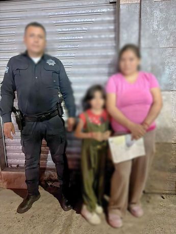 Los oficiales se encargaron de reunir a la menor con su familia. | Policía de Tlajomulco