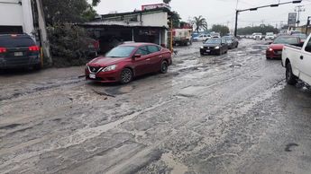 Pavimento enlodado y en mal estado en el cruce de ambas carreteras. | Francisco Zúñiga Esquivel