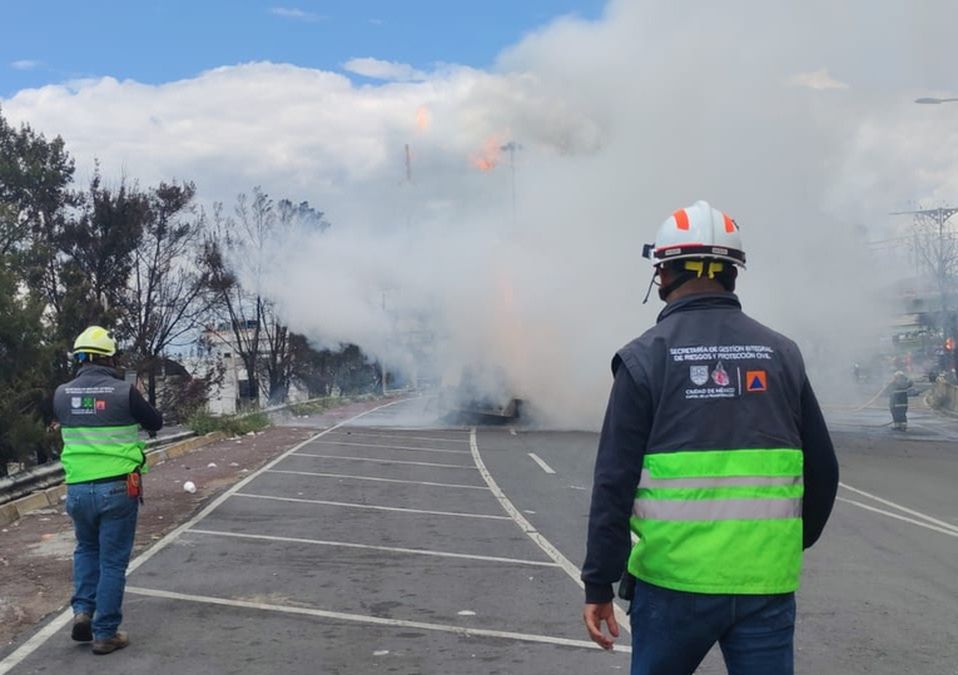 Servicios de emergencia acuden a la calzada Ignacio Zaragoza a la altura del Puente de la Concordia tras la explosión / X @SSC_CDMX