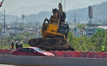 Cae maquinaria de Línea 4 del Metro en avenida Constitución en NL | Especial