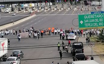 Bloqueo en carretera México - Querétaro / Bernardo Jasso