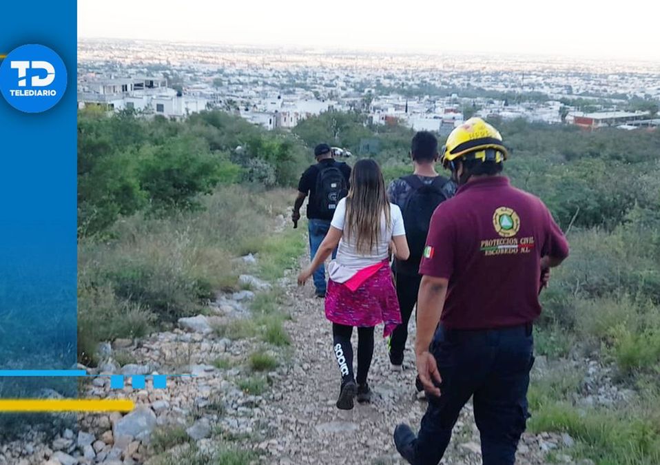 Rescatan a pareja extraviada en el Cerro del Topo en Escobedo. |  Especial