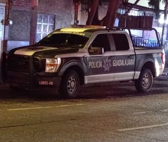Vecinos pidieron el apoyo de la Policía de Guadalajara que pasaba por allí. | Javier León
