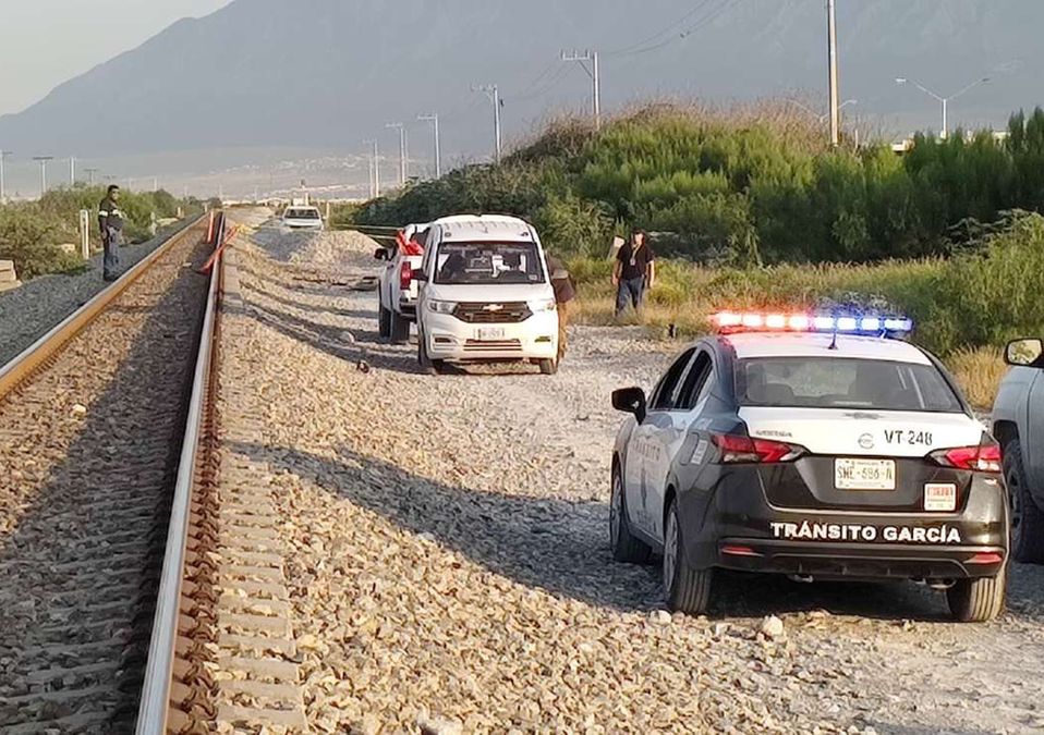 Muere automovilista tras chocar contra el tren en García. | Agustín Martínez