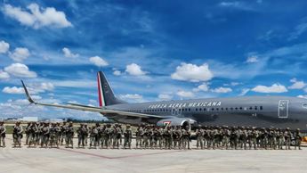 Aeronave Boeing B-738 de la Fuerza Aérea Mexicana traslada a 100 elementos de Fuerzas Especiales hacia Mazatlán, Sinaloa.