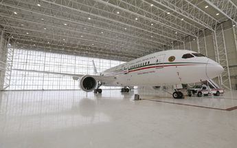 Avión presidencial regresa a California para mantenimiento; llevará a atletas a Japón