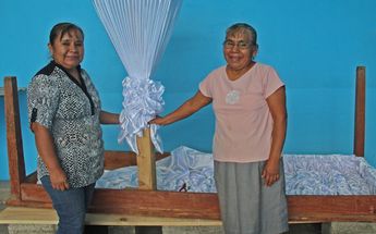 Juana y Paulina son las únicas mujeres que se dedican a construir altares monumentales en Huaquechula / Melanie Torres