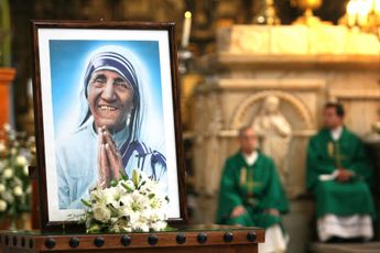 Imagen de la Madre Teresa de Calcuta en el altar de la Catedral Metropolitana con motivo de su aniversario / Cuartoscuro
