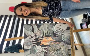 Natalia Flores mostrando una de sus obras / Karla Victoria Rodríguez