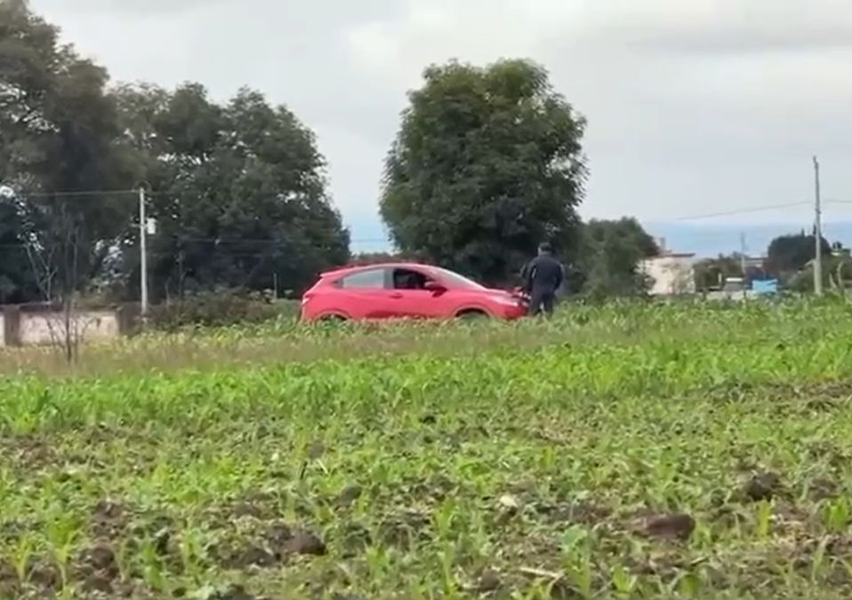 Peritos y policías resguardan la zona en Coronango tras la explosión de minas artesanales que hirieron a dos agentes. / Cortesía