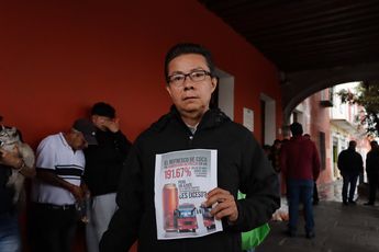 Concesionarios se manifestaron frente a Casa Aguayo para pedir al gobernador de Puebla un ajuste en la tarifa del pasaje / Agencia Es Imagen