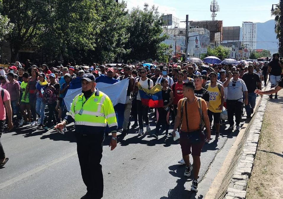 Migrantes se dirigen a Palacio de Gobierno con el fin de resolver su situación