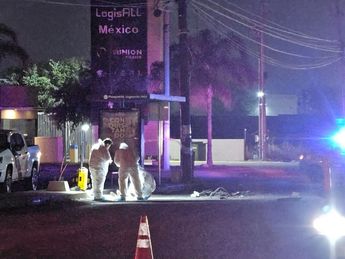 El fallecido tenía alrededor de 40 años y vestía una camisa a cuadros de manga corta, un pantalón de mezclilla azul y tenis negros con suela blanca. |
