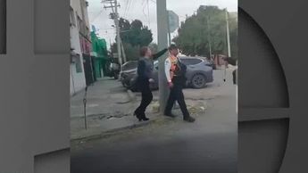 Torreón: Mujer golpea y amenaza a agentes de Tránsito