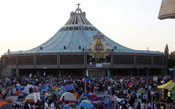 Peregrinos a las afueras de la Basílica de Guadalupe / Ariana Pérez