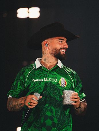 Maluma porta jersey de la Selección Mexicana de futbol en concierto| Vía Facebook Maluma